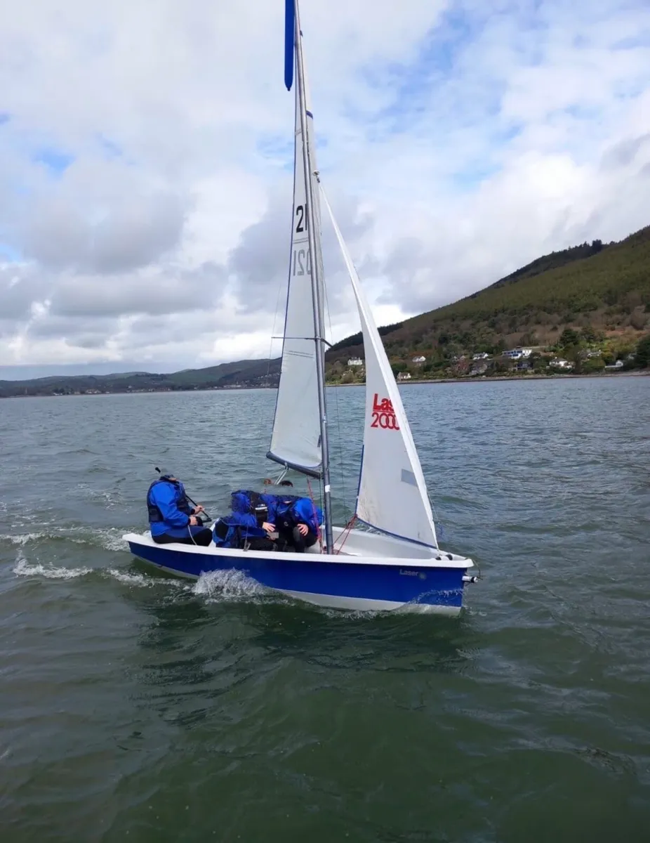 Laser 2000 sailing dinghy boat - Image 1