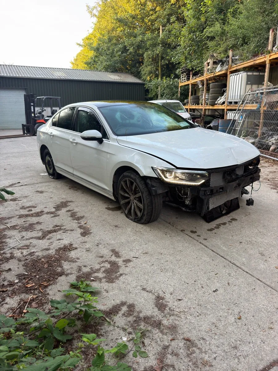 2018 Volkswagen Passat R-Line - Image 1