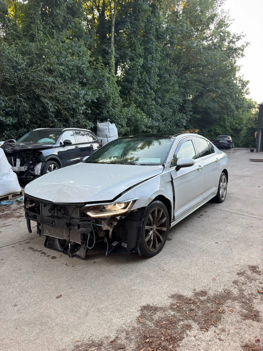 2018 Volkswagen Passat R-Line - Image 3