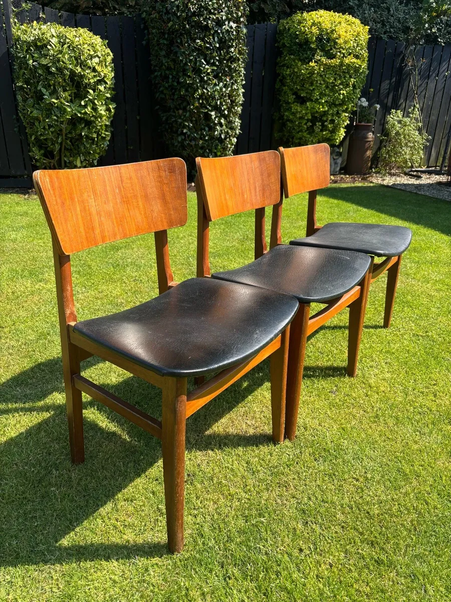 3 mid century matching chairs - Image 1