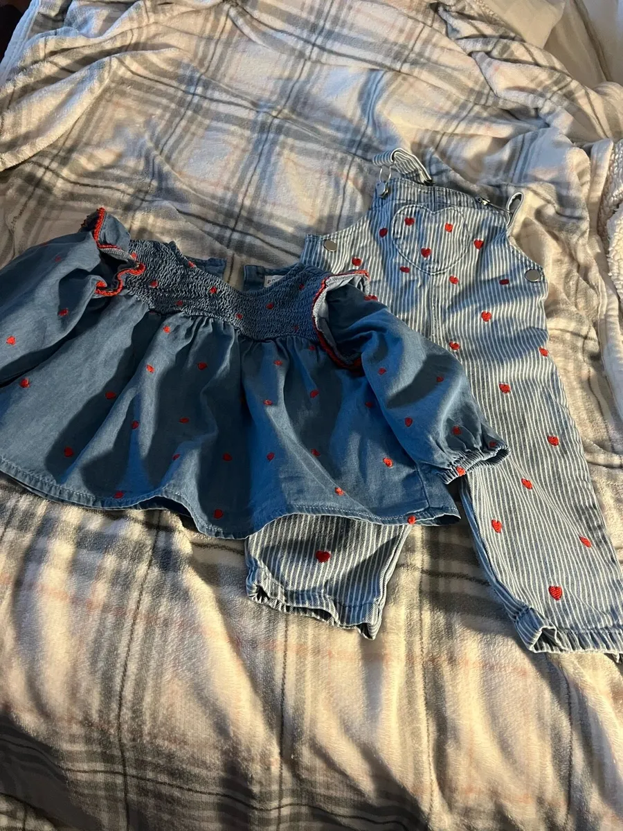 Girls two piece suit 9/12 mths €5 - Image 1