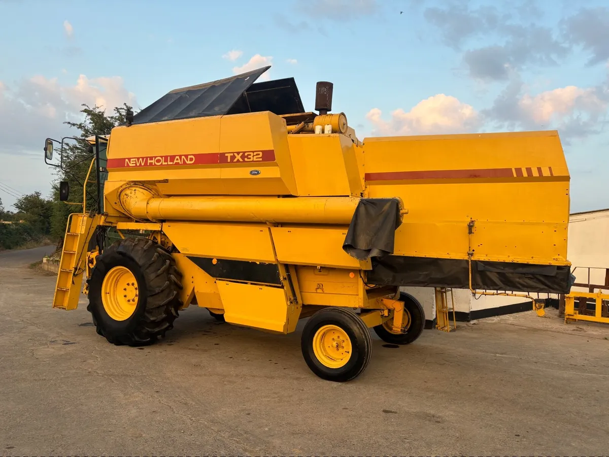 New Holland TX 32 Combine - Image 2
