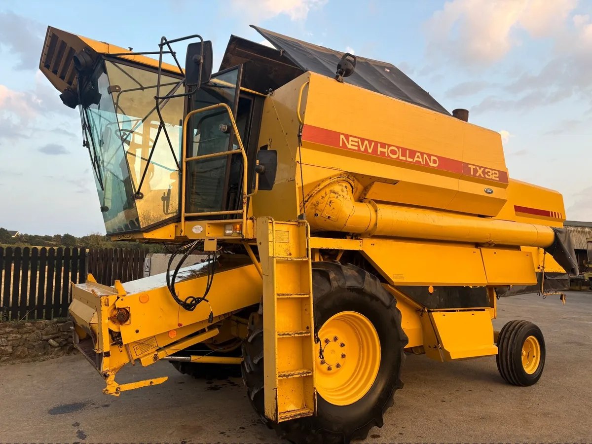 New Holland TX 32 Combine - Image 3