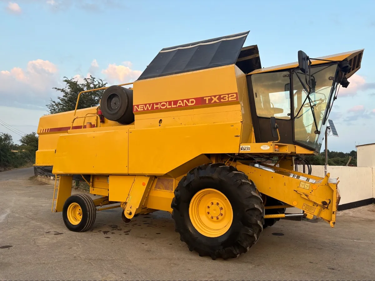 New Holland TX 32 Combine - Image 4