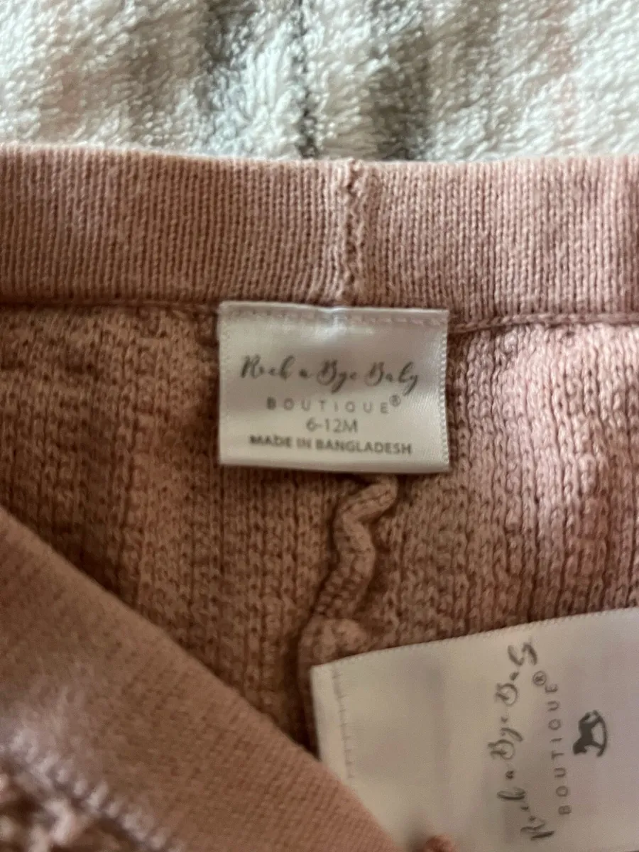 Girls two piece suit 6/12 mths €5 - Image 3