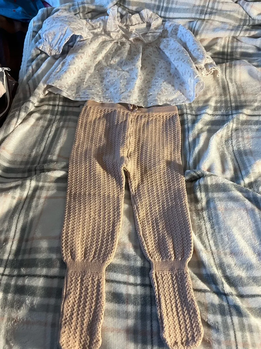 Girls two piece suit 6/12 mths €5 - Image 1