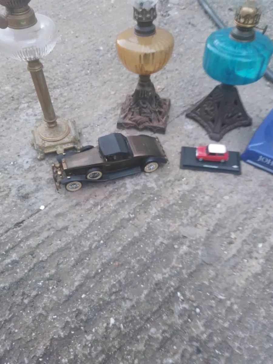 3 oil lamps ashtray and 2 model cars - Image 4