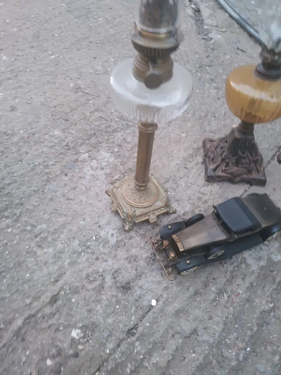 3 oil lamps ashtray and 2 model cars - Image 1