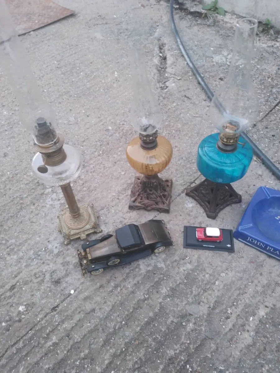 3 oil lamps ashtray and 2 model cars - Image 2