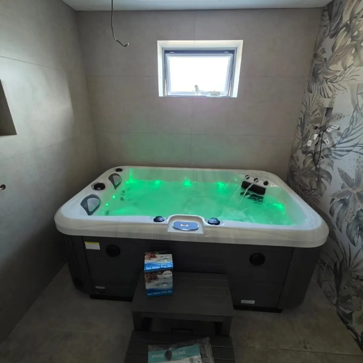 Free Delivery - Dual Lounger 3 Person Hot Tub - Image 2