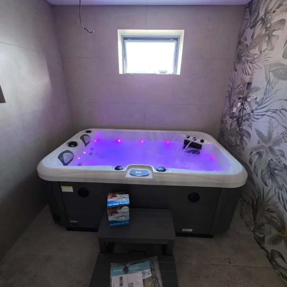 Free Delivery - Dual Lounger 3 Person Hot Tub - Image 3
