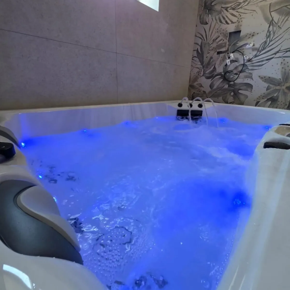 Free Delivery - Dual Lounger 3 Person Hot Tub - Image 4