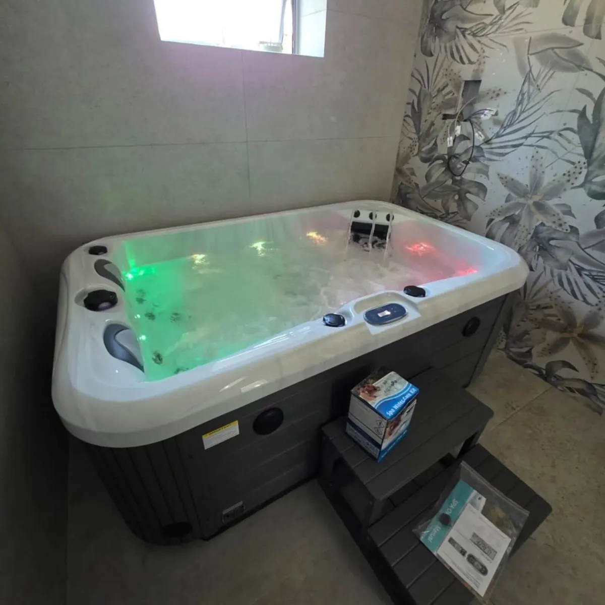Free Delivery - Dual Lounger 3 Person Hot Tub - Image 1