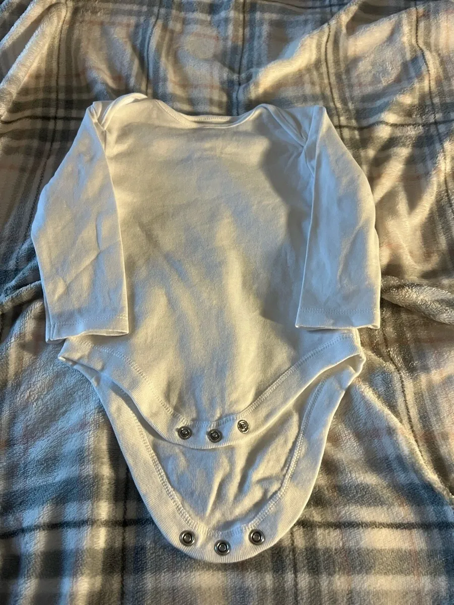 Baby’s baby grow 9/12 mths €1 - Image 1
