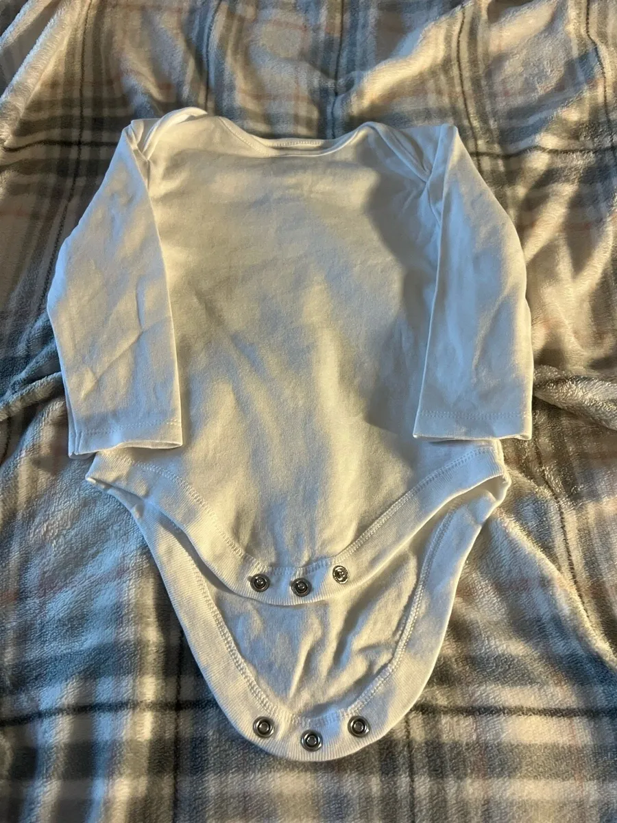 Baby’s baby grow 9/12 mths €1 - Image 3