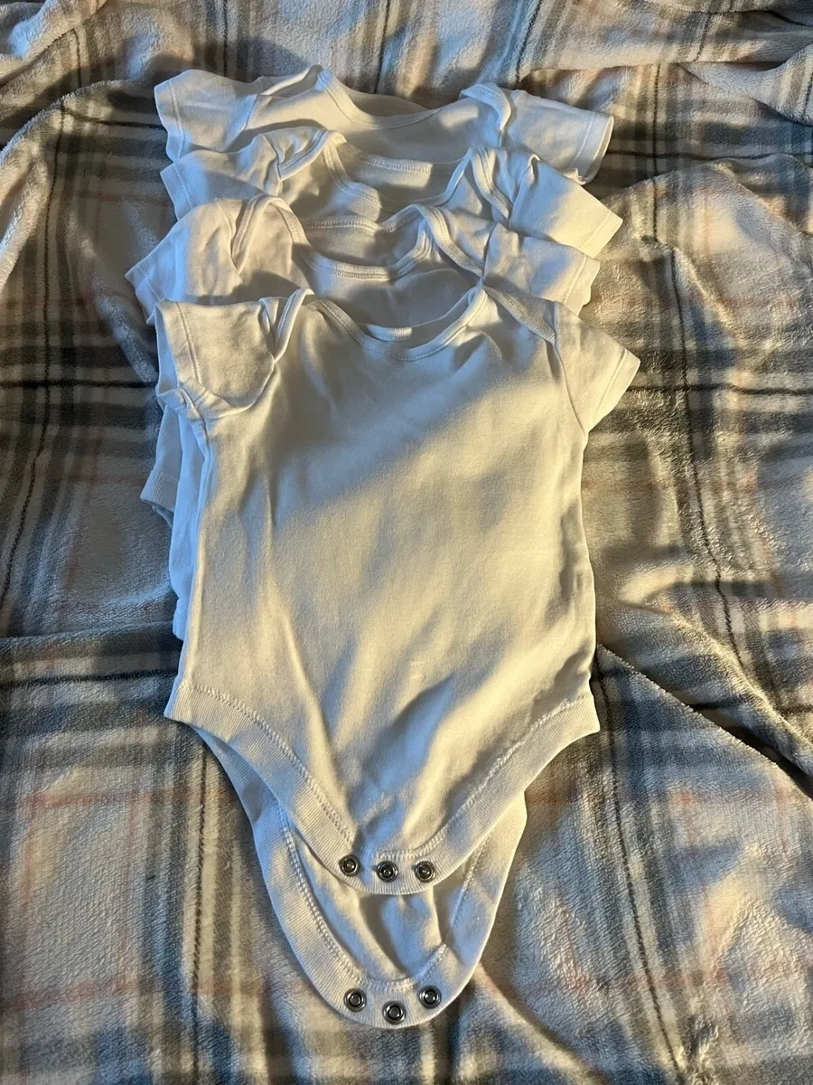 Baby new vest 9/12 mths €3 - Image 1