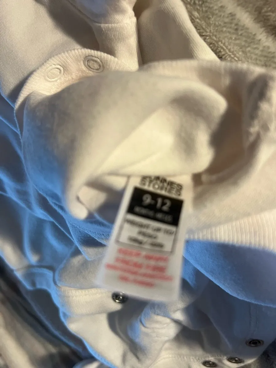 Baby new vest 9/12 mths €3 - Image 2