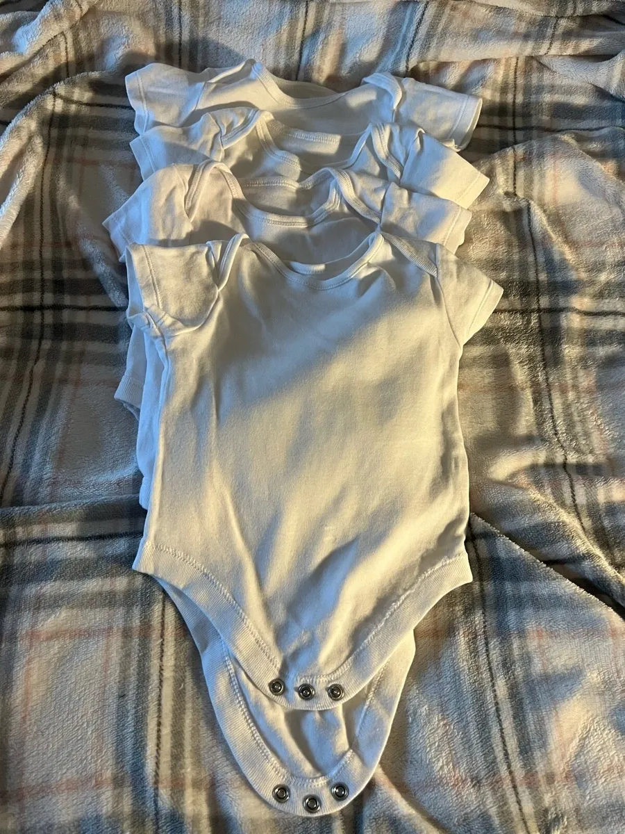Baby new vest 9/12 mths €3 - Image 3