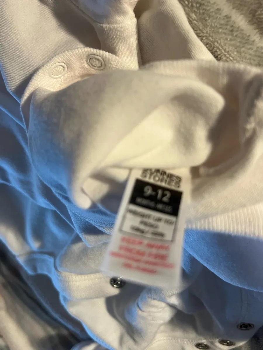 Baby new vest 9/12 mths €3 - Image 4