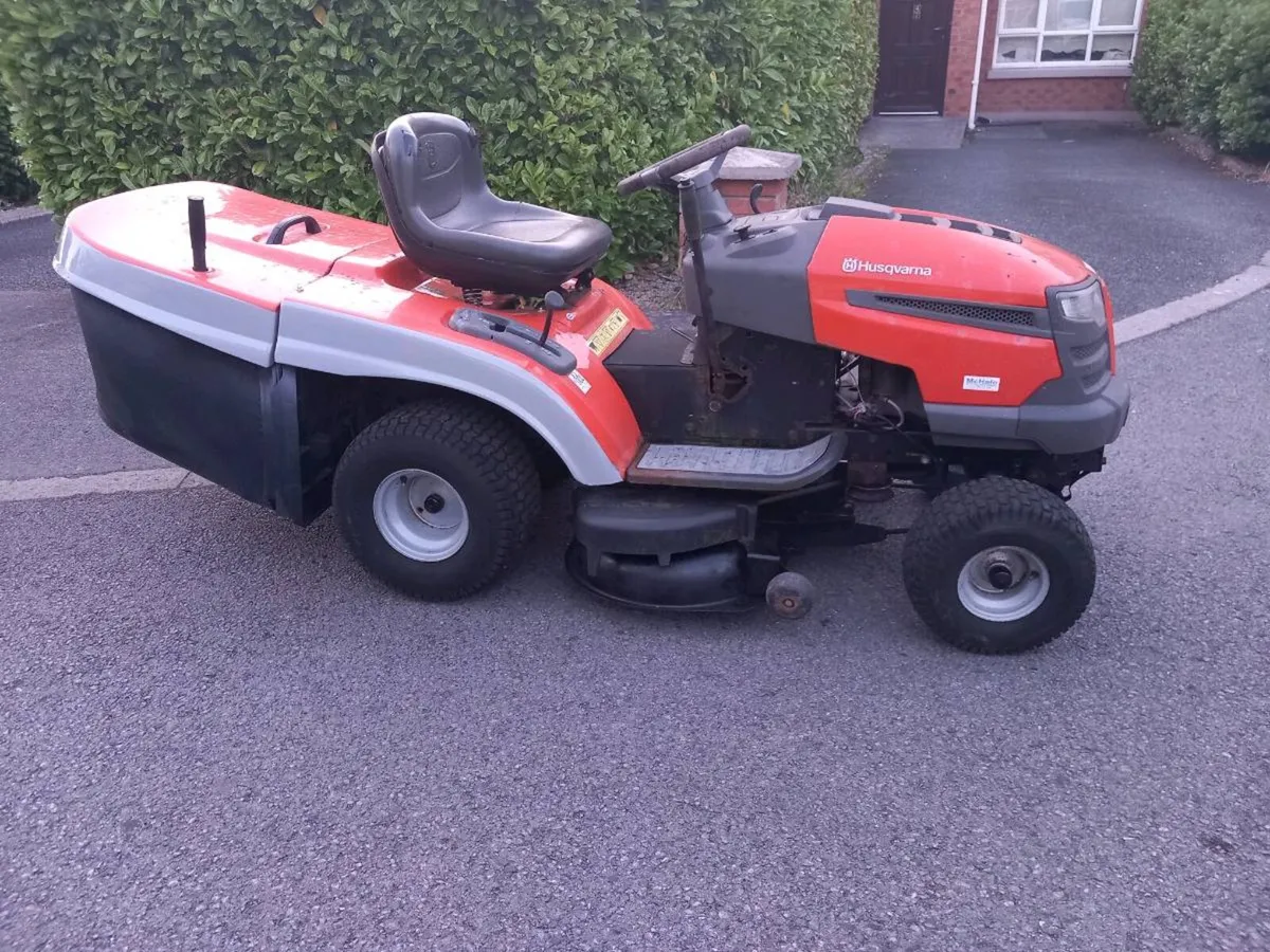 Ride on lawnmower - Image 1