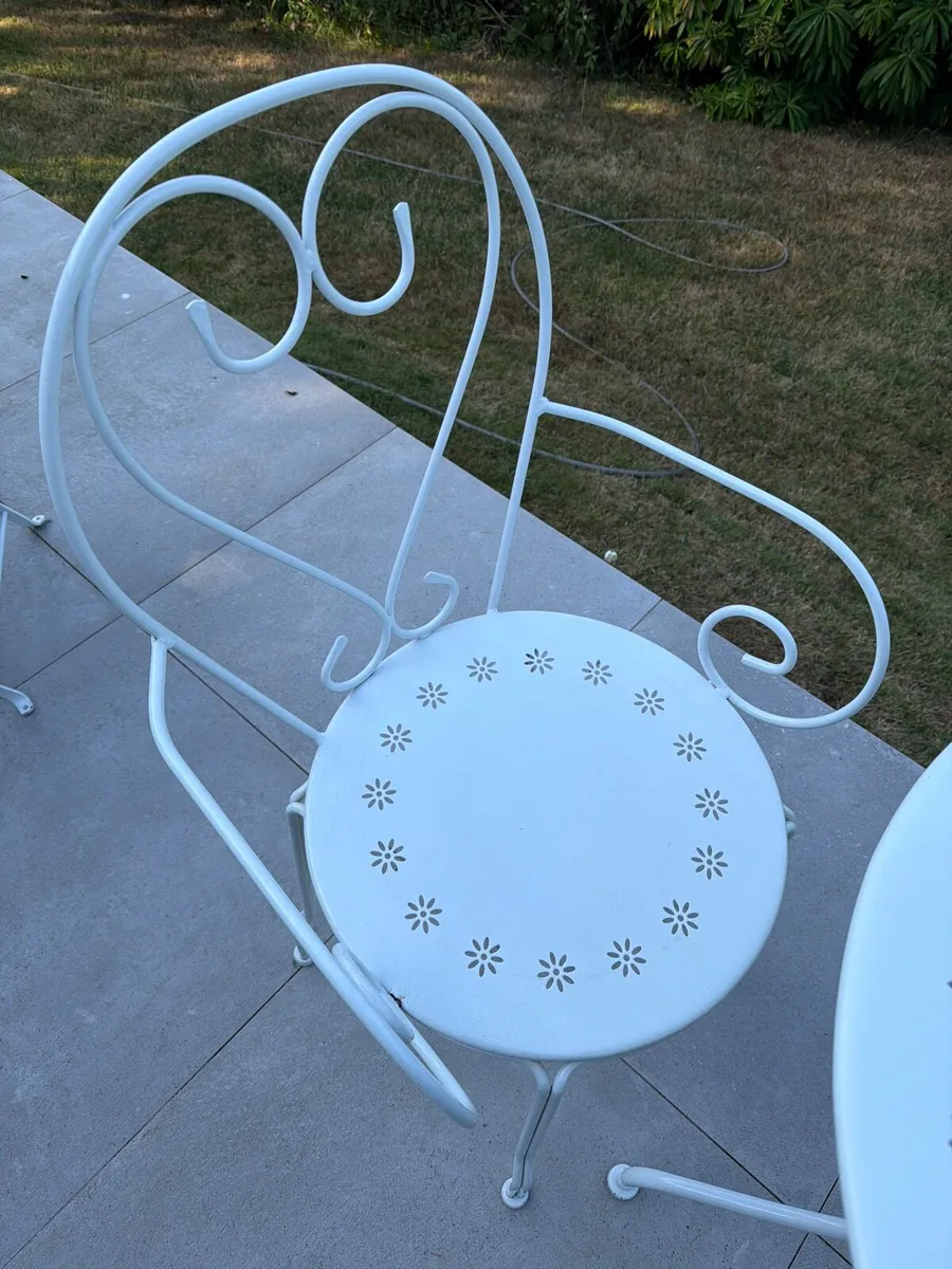 Two chairs and a table garden set - Image 3