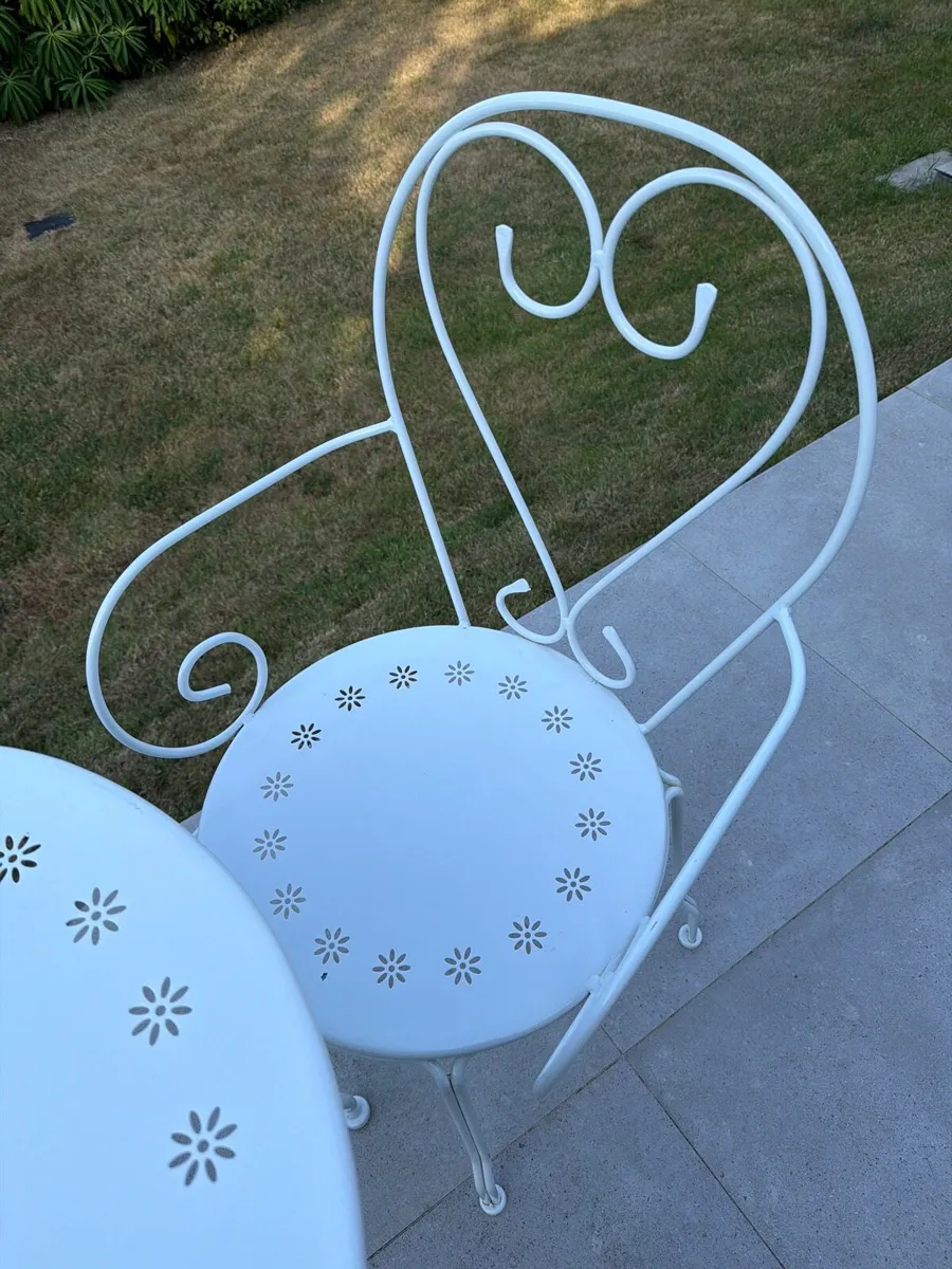 Two chairs and a table garden set - Image 4
