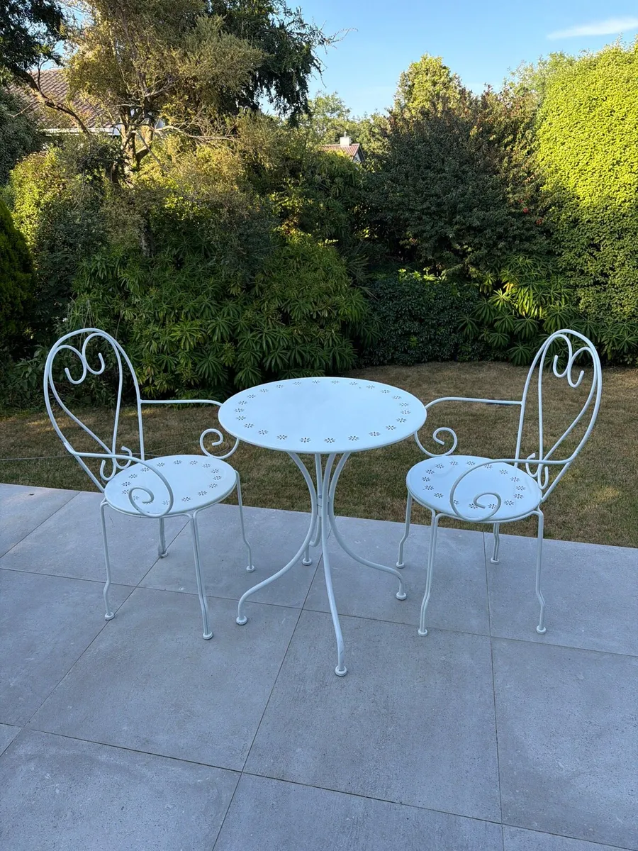 Two chairs and a table garden set - Image 1