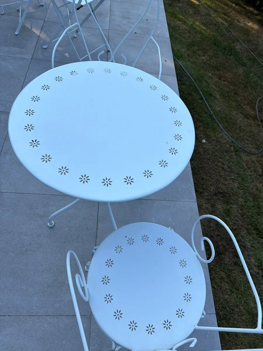 Two chairs and a table garden set - Image 2