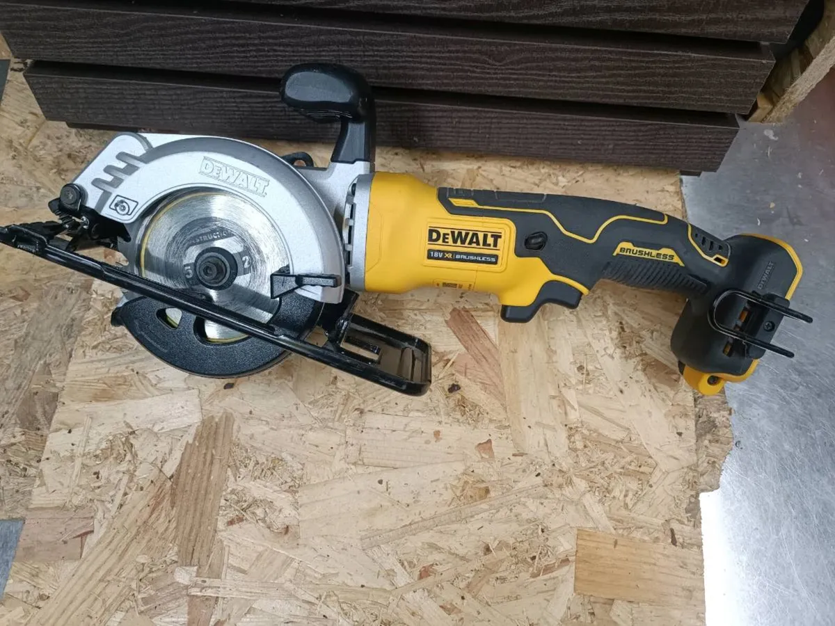 DeWalt dcs571 skill saw.