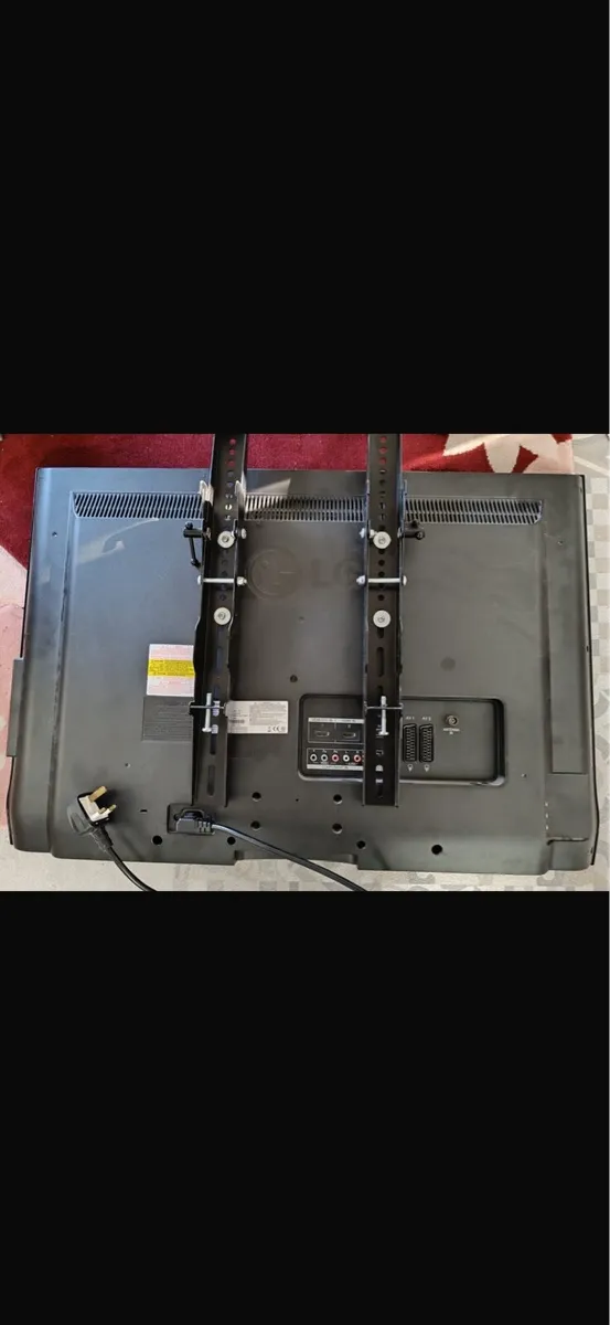 *FREE-collection only* Flat screen LG 32 inch - Image 1