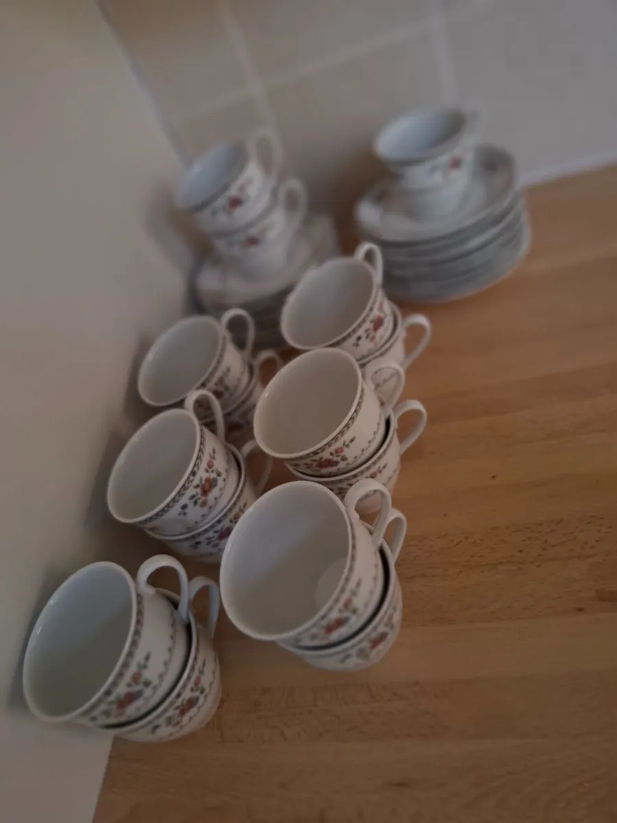 China Tea cups & Saucers - set of 15 - Image 3