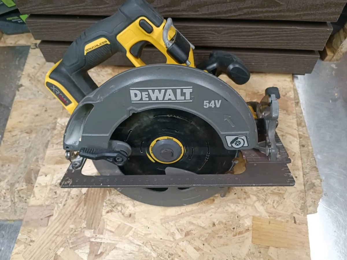 DeWalt dcs 578 skill saw.
