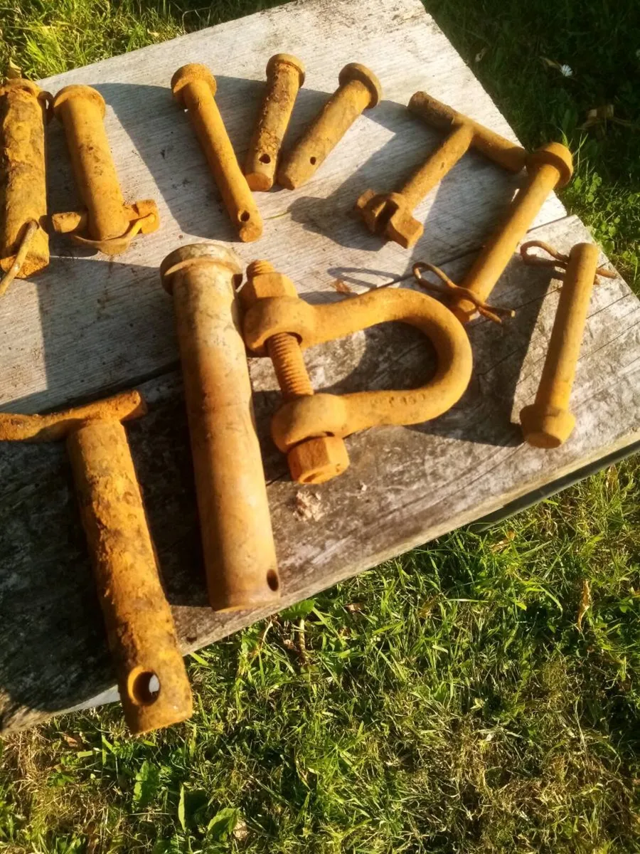 Old tractor fitting - Image 1