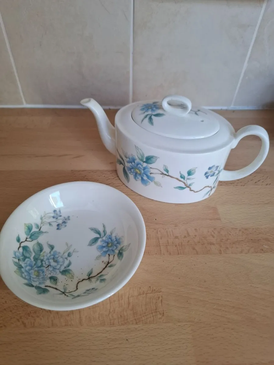 China small teapot and dish set - Image 1
