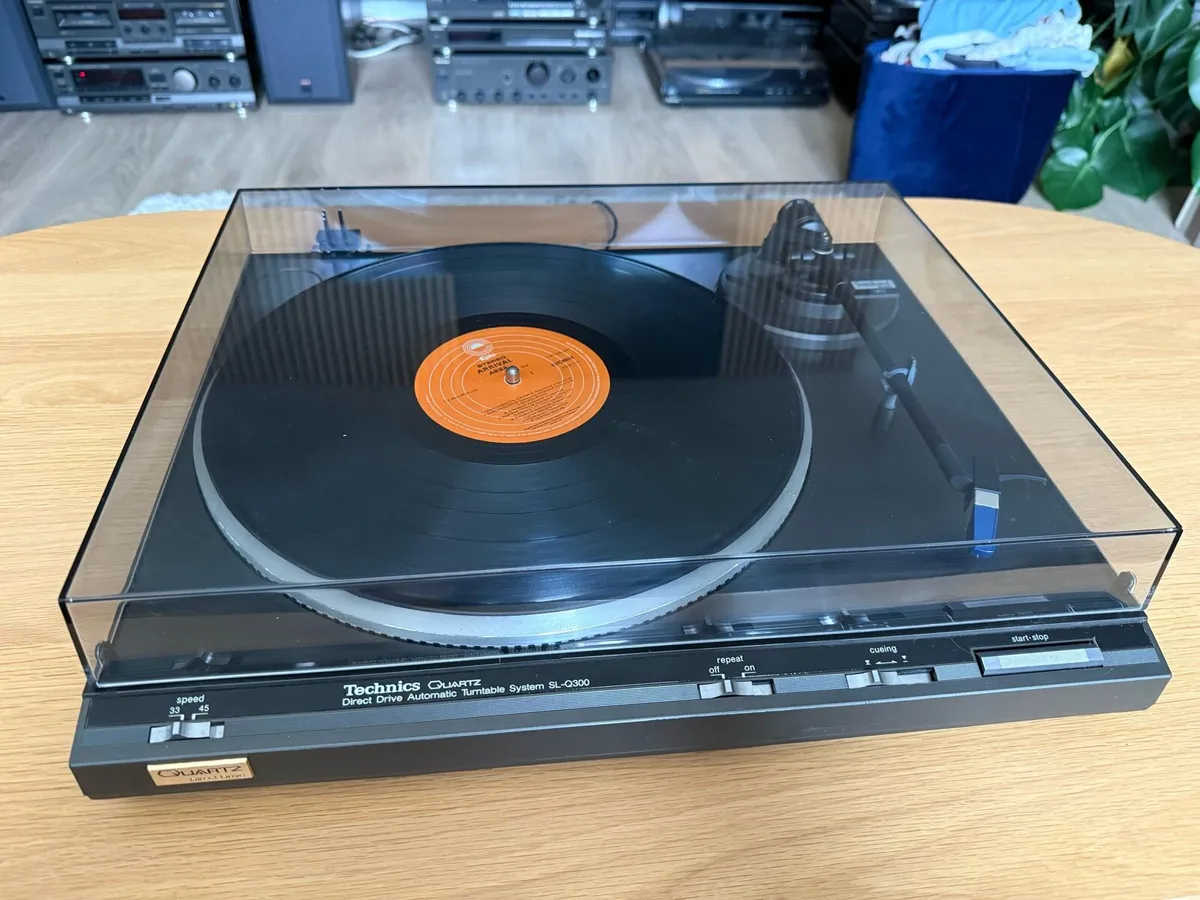 Technics Q300 turntable - Image 1