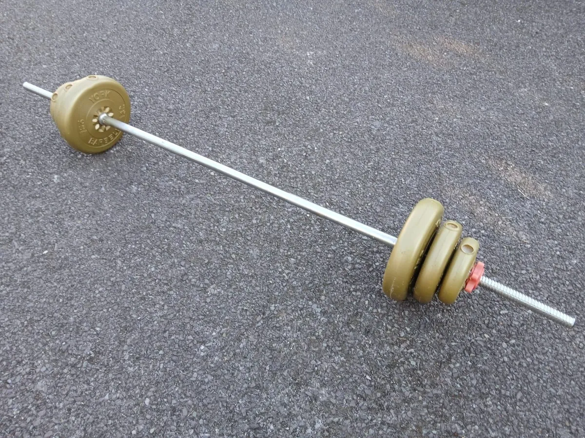 York Barbell Weight Set –Bar, 15.8kg Plates & Spin - Image 2