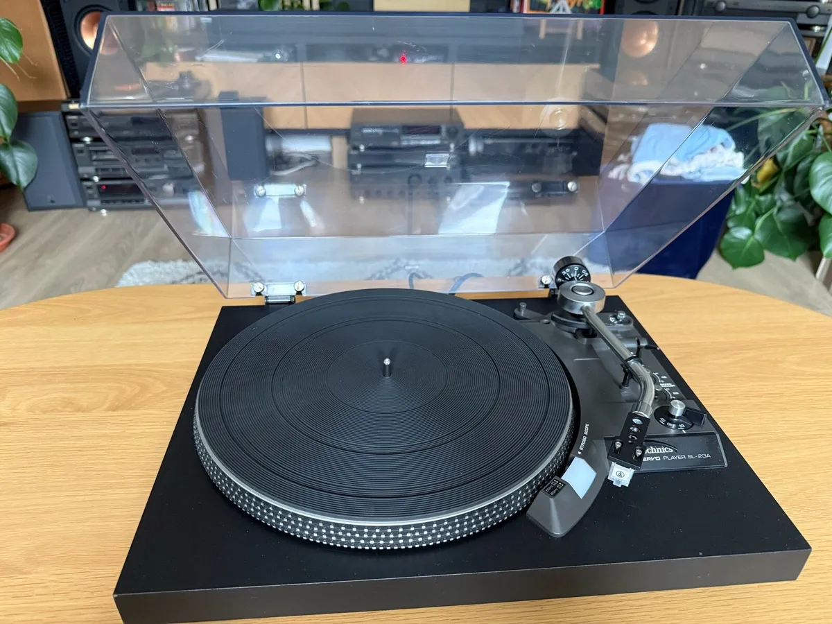 Technics SL-23a turntable - Image 1