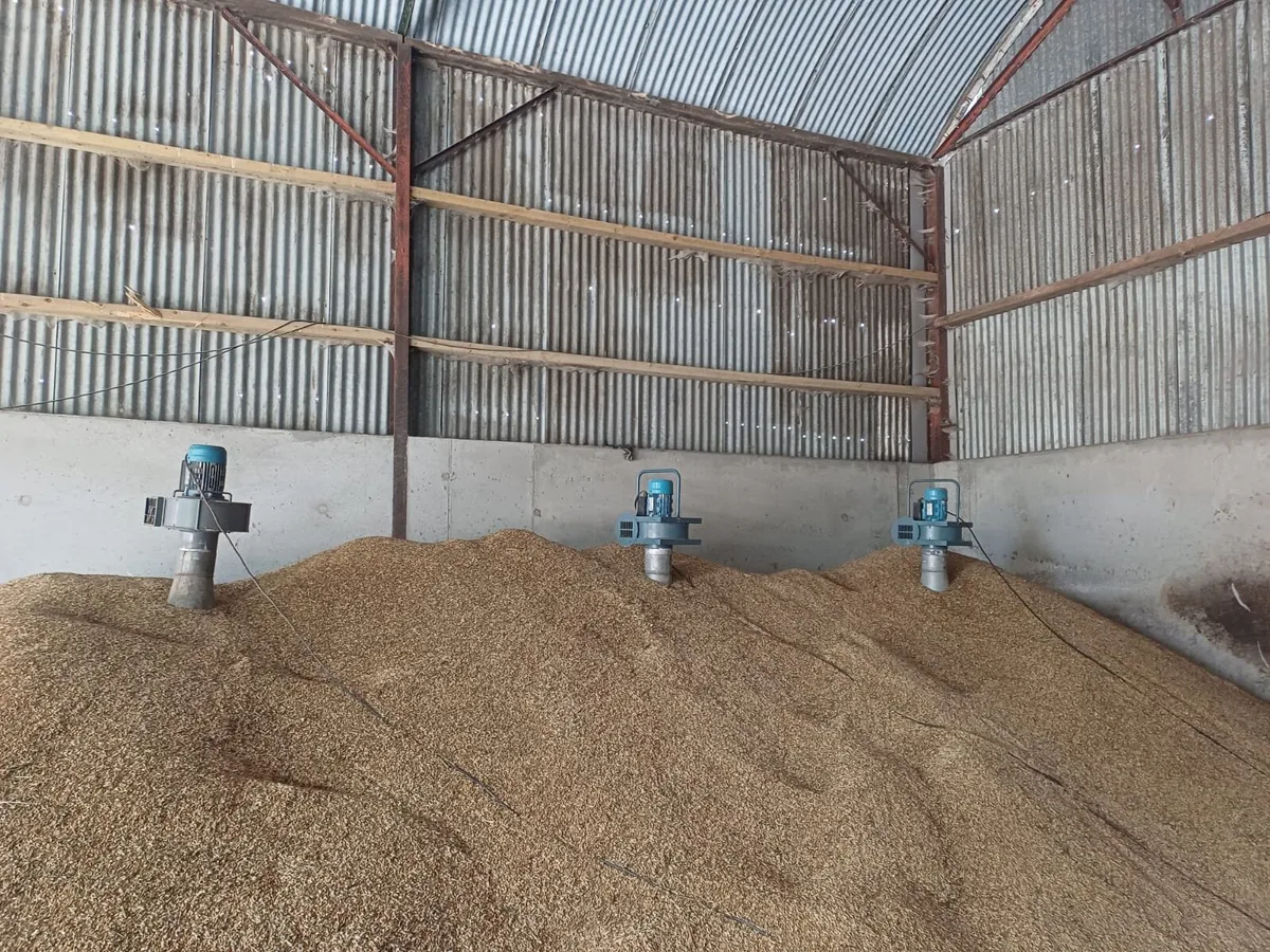 Grain cooling / drying fans and pedestals - Image 3