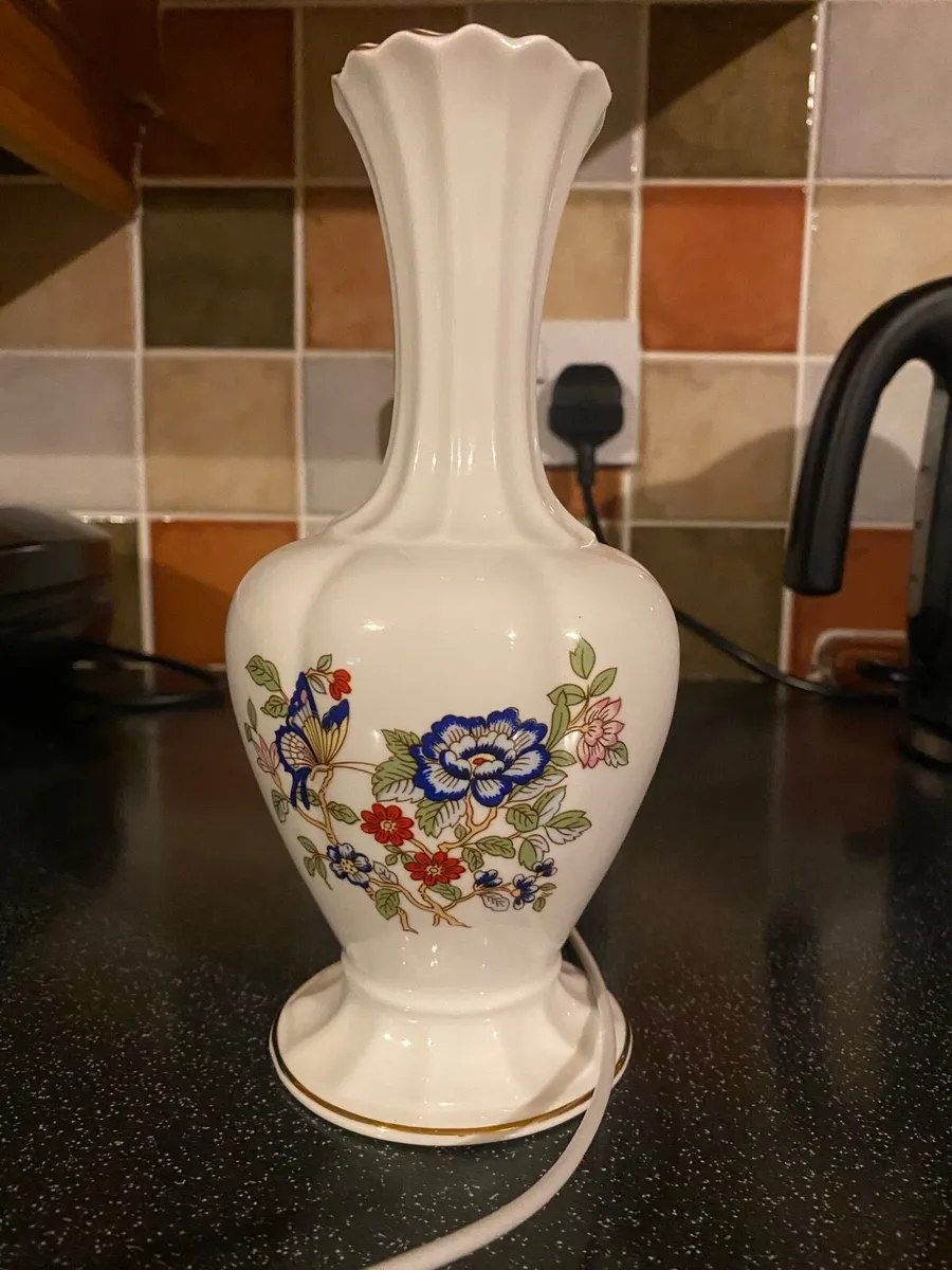 Two Aynsley Vases - Image 2