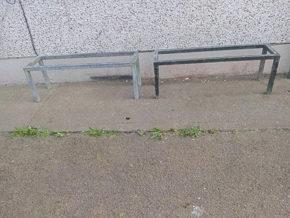 2 x garden benches - Image 1