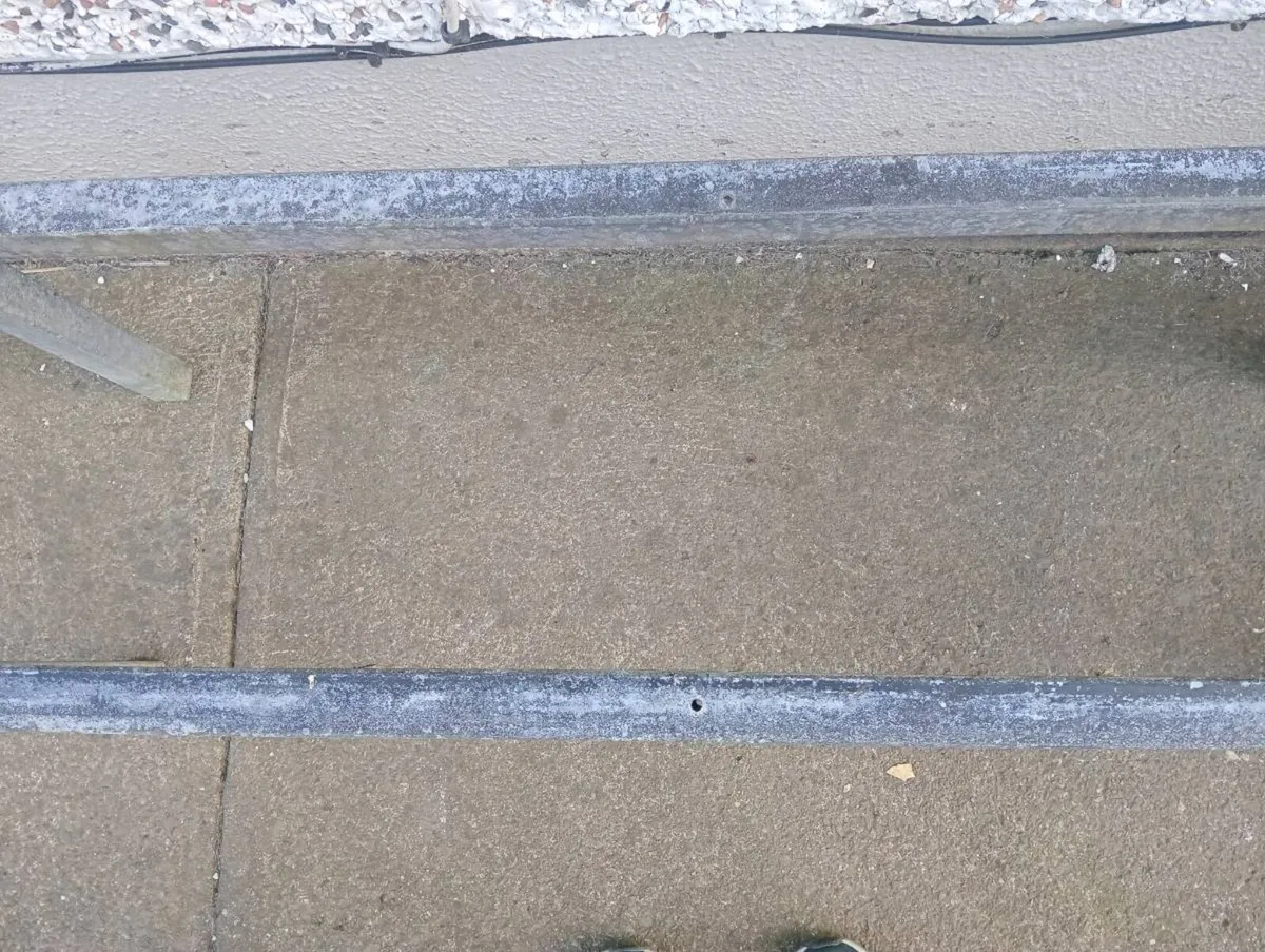 2 x garden benches - Image 4