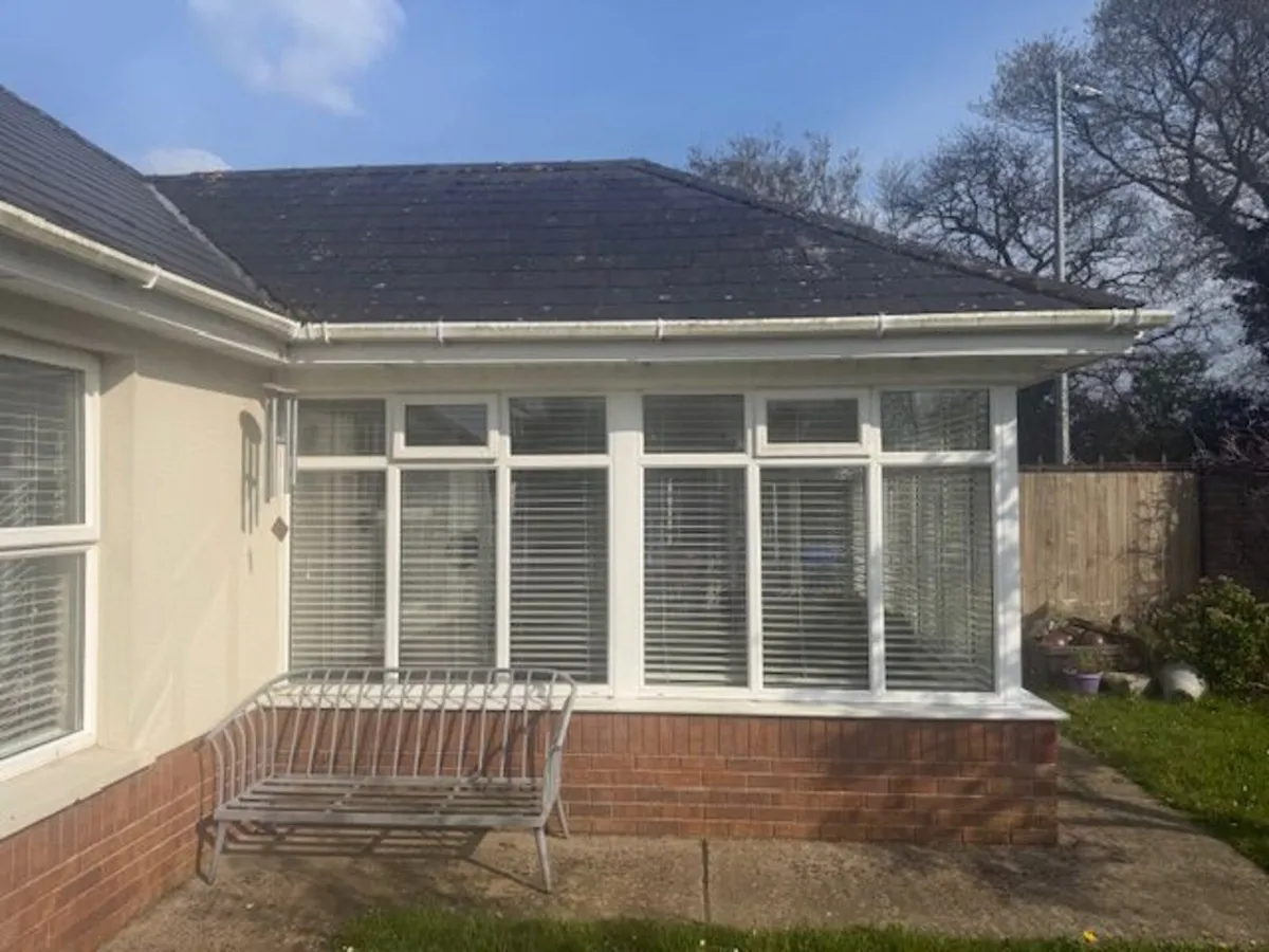 Sunroom windows, doors & Venetian Blinds - Image 2