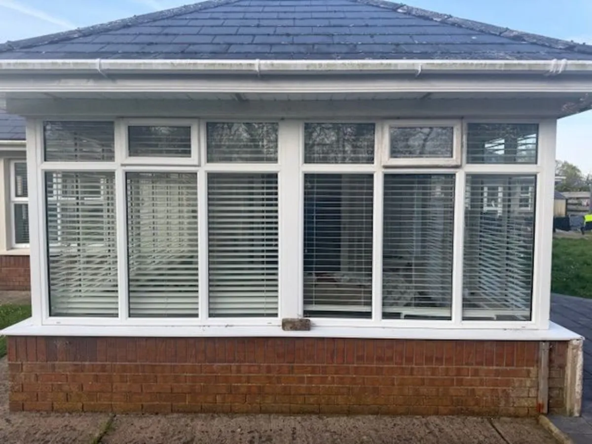 Sunroom windows, doors & Venetian Blinds - Image 4