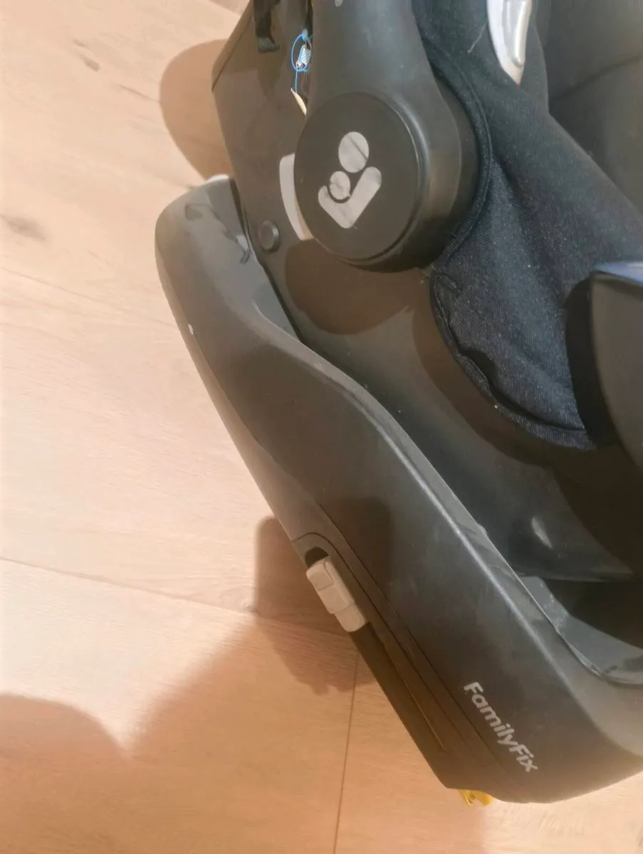 Maxi Cosi Cabriofix Car Seat with base - Image 2