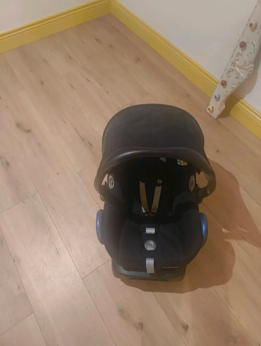 Maxi Cosi Cabriofix Car Seat with base - Image 3