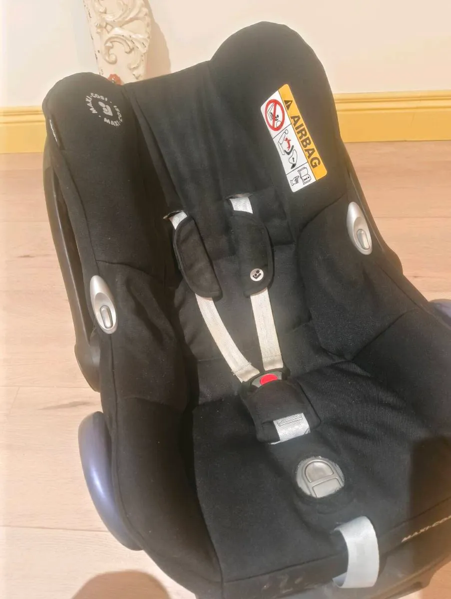 Maxi Cosi Cabriofix Car Seat with base - Image 1