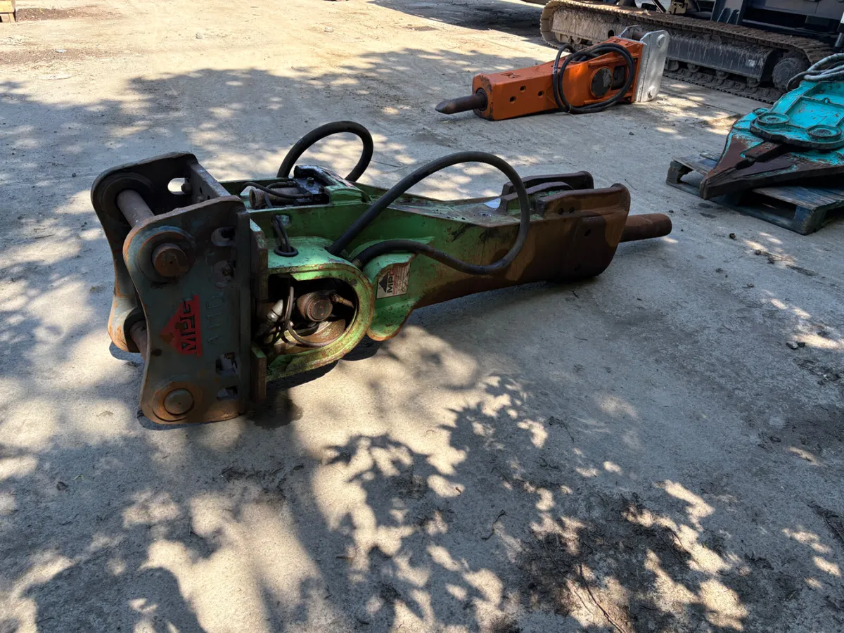 Montabert V1800 Rock Hammer - Image 4