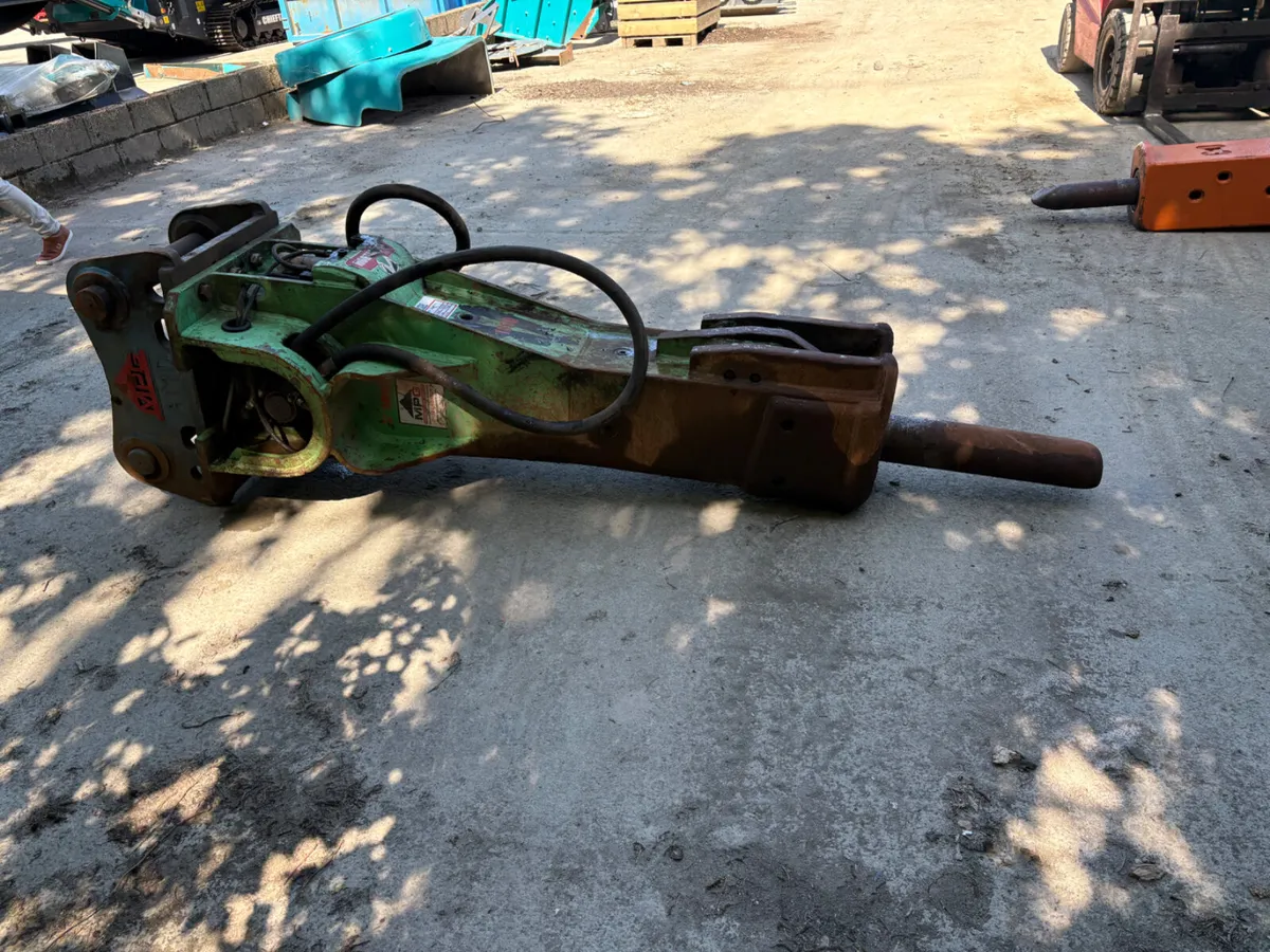 Montabert V1800 Rock Hammer - Image 3