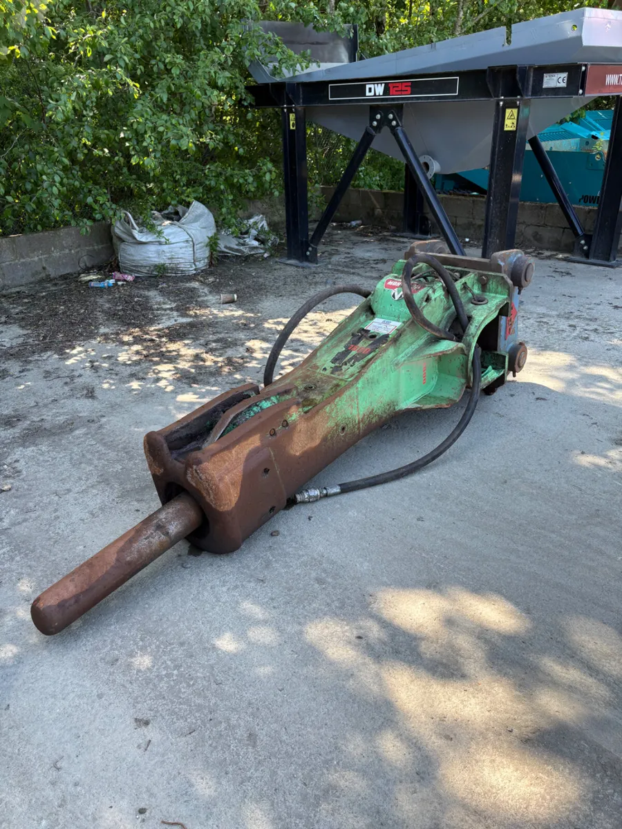 Montabert V1800 Rock Hammer - Image 2