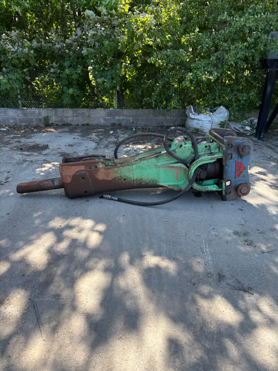 Montabert V1800 Rock Hammer - Image 1
